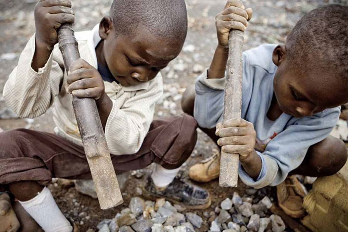 Batterie Apple poursuivie pour travail illégal des enfants dans les mines de cobalt Magazine Batterie Apple poursuivie pour travail illégal des enfants dans les mines de cobalt Magazine